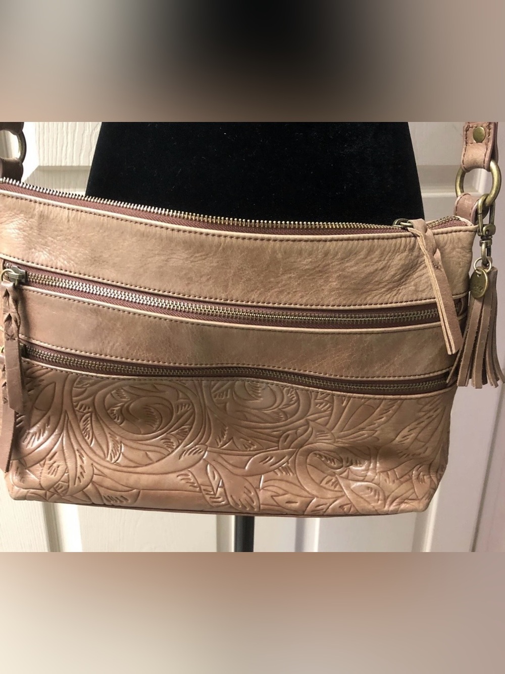 The SAK leather brown crossbody embossed strapped purse. VGC